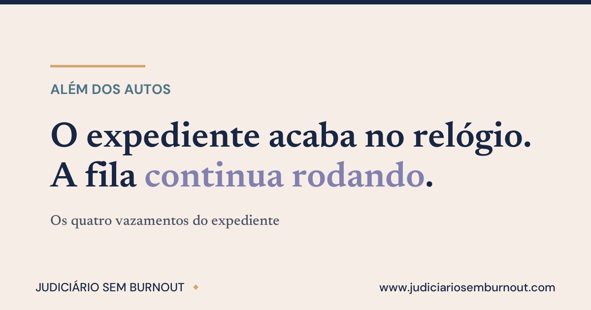 O expediente acaba no relógio. A fila continua rodando.